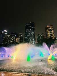 夜空を彩る幻想の光景！ペトロナスツインタワーと噴水ショーの魔法