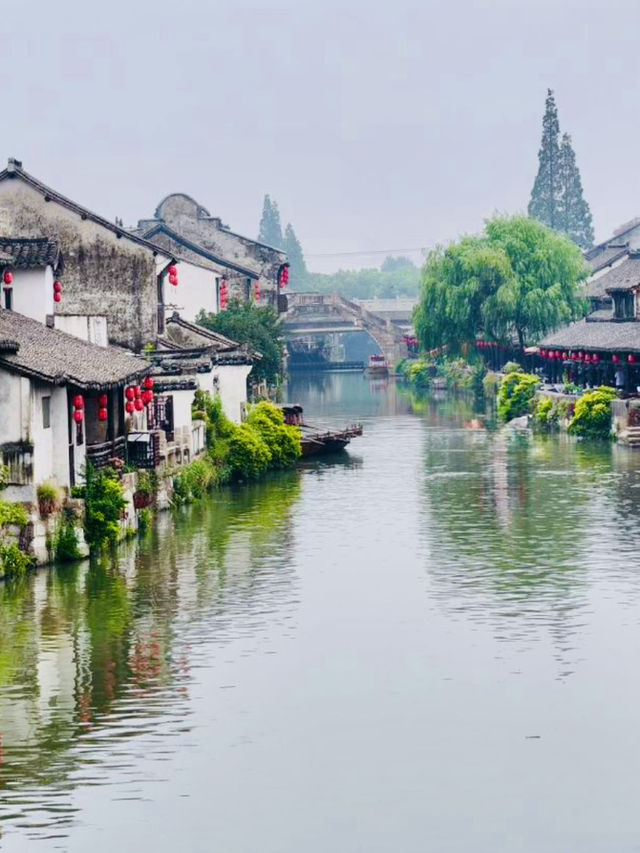 A Historical Labyrinth of Bridges and Ancient Halls