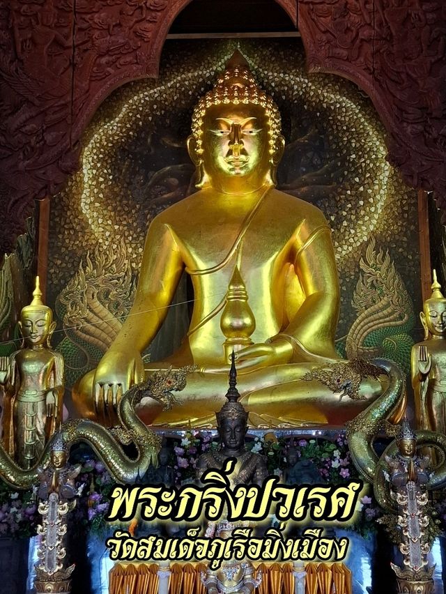 พระประธานสีทองอร่าม ในโบสถ์ไม้สัก