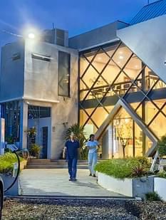아늑한 휴식 공간: 저스트 커피 & 케이터링 ☕🐾⚡️