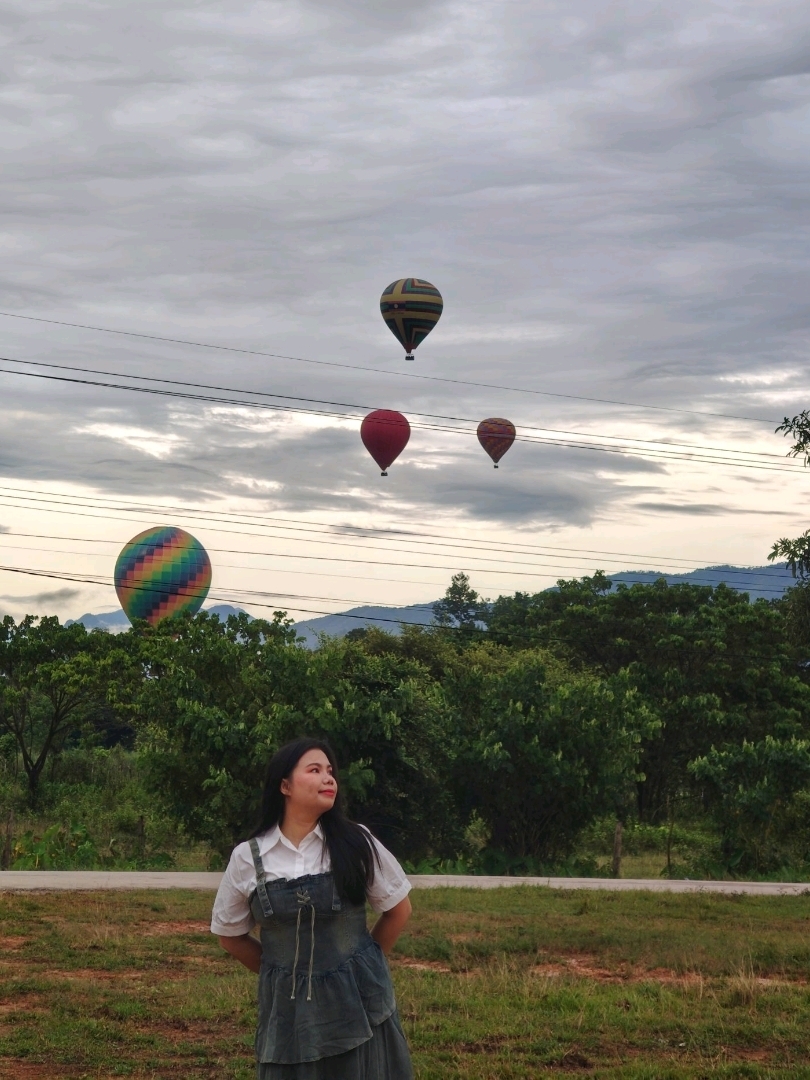 Ballooning in Vang Vieng