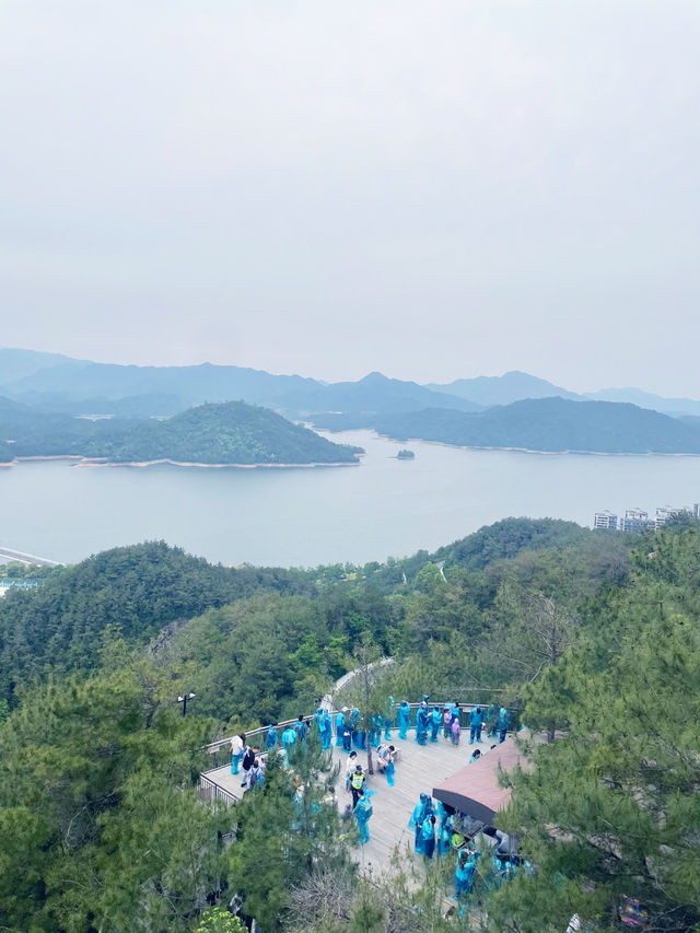 A Sky-High View of Qiandaohu: Tianyu Mountain’s Escalator Shortcut!