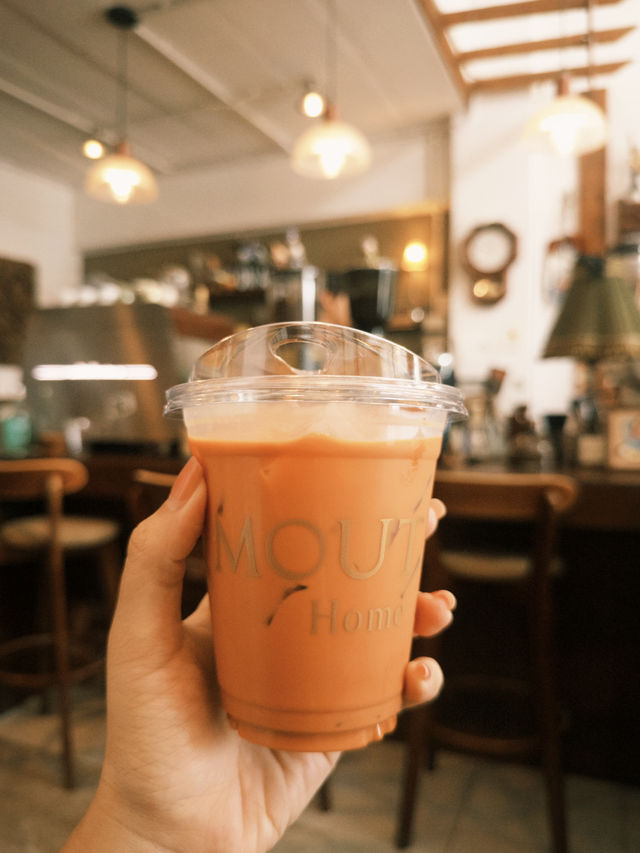 คาเฟ่สไตล์โฮมมี่ย่านบางแสน Mouthfill Home Coffee
