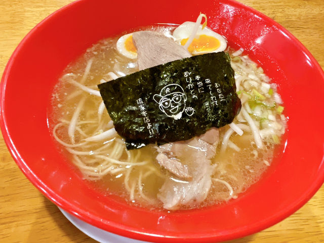 一碗蒜香黑湯，暖心在巷弄——走進那霸巷內的 琉家拉麵 本店，與麵條一起被慰藉