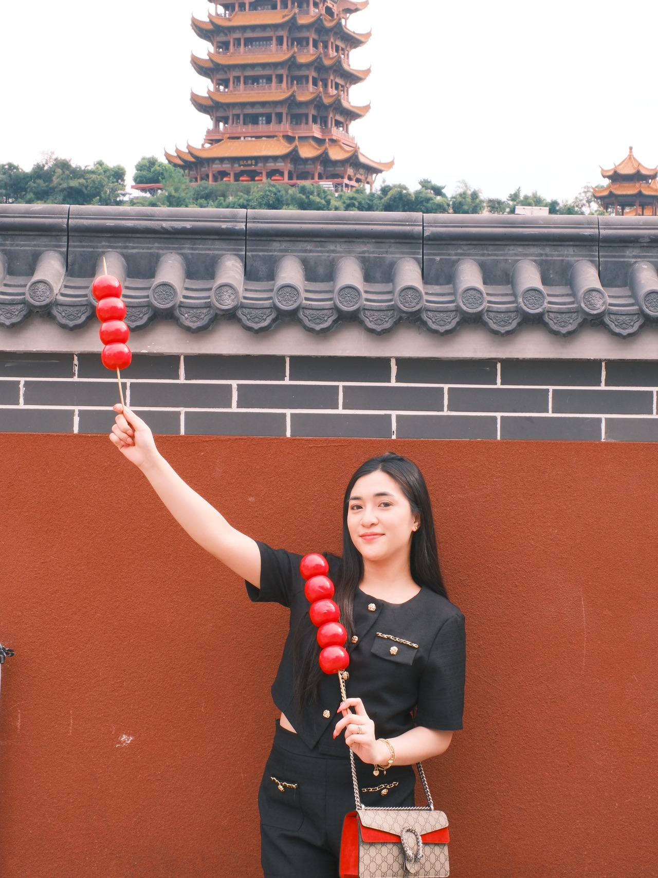 武漢探險之旅即將開跑! 🌆 如果您熱愛壯麗的城市景觀和古樸的氛圍,黃鶴樓絕對是您的最佳選擇。傳統中式建築與現代都會風景完美融合,無論晴天雨天,都能拍出絕美的照片!
必遊景點:
黃鶴樓
地址:武漢市武昌區蛇山西山坡1號
開放時間:上午8:30至下午6:00(白天);晚上7:30至晚上10:00(夜間)
門票:65元(下午5:00停止售票;白天最後入場時間為下午5:20;夜間最後入場時間為晚上9:30)
個人小貼士:如果您喜歡城市燈光,請務必在晚上來這裡。黃鶴樓在武漢天際線的襯托下熠熠生輝,燈光與雲霧交織,美得令人窒息。白天的話,陰天或雨天反而能為您的照片增添獨特的韻味與色彩!
交通指南:黃鶴樓位於市中心-搭乘武漢地鐵至武昌站,然後步行或搭乘計程車即可輕鬆抵達。
美食推薦:不妨前往附近的湖北麵館品嚐“熱乾面”,或在蛇山腳下享用街頭小吃。
小提醒:帶上扇子,拍出驚豔的照片(就像我一樣!),出門前查看天氣預報,並儘早購票(週末門票容易售罄)。所有門票均需現場購買,請預留一些排隊時間。
#武漢探險 #黃鶴樓 #城市燈光 #中國建築 #中國旅行