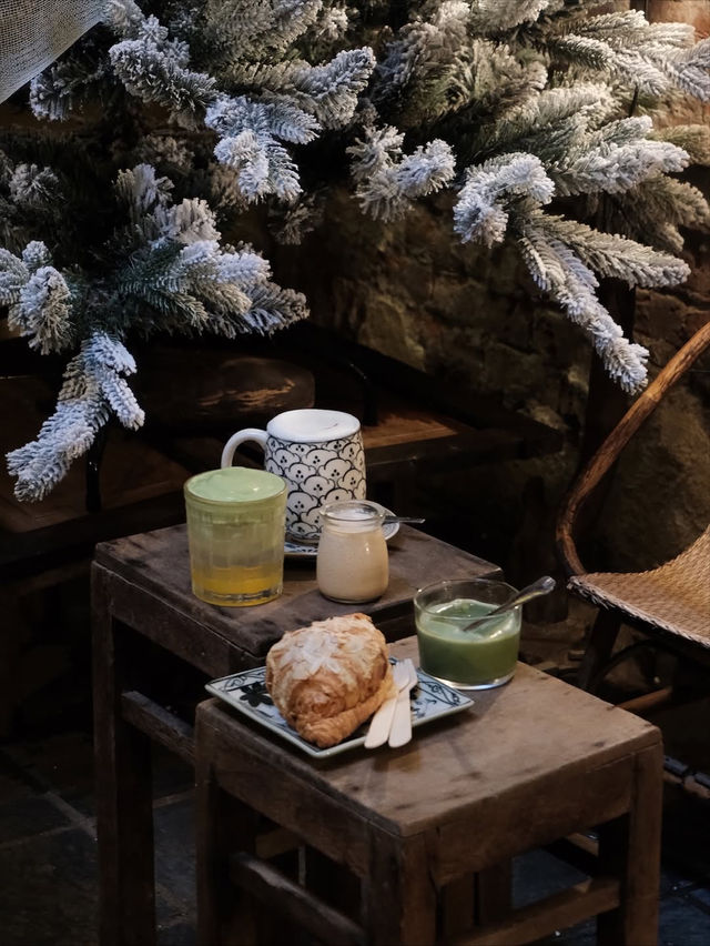 Tám Café – A 100-Year-Old House Turned Into a Calm Hideaway Tám Café – A 100-Year-Old House Turned Into a Calm Hideaway