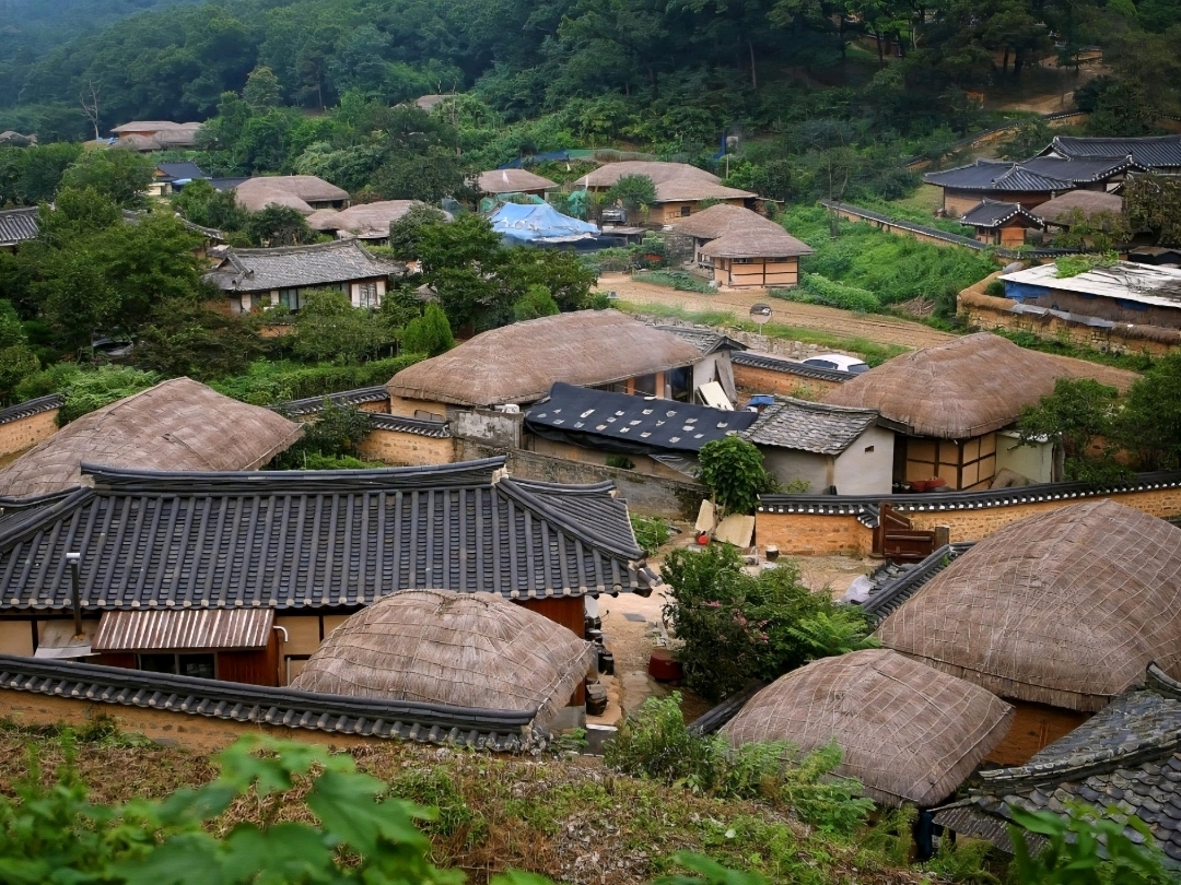 "Where Korean Tradition Comes Alive" Hahoe Village.