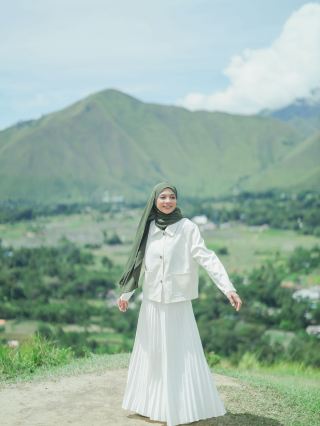 📍 Lost in the Green Paradise of Holbung Hill, Lake Toba! 🌿🌋
