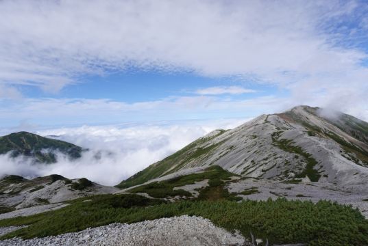Autumn Trekking at Mt. Shirouma: A Heavenly Encounter Above the