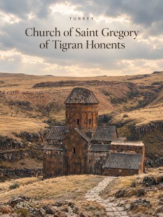 🇹🇷 Church of Saint Gregory of Tigran Honents | Ani, Turkey ⛪
โบสถ์หินอายุกว่า 800 ปี ที่ตั้งอยู่กลางหุบเขาอันเงียบสงบ

อีกหนึ่งสถานที่ในตุรกีที่สวยและมีเสน่ห์มากกว่าที่คิดก็คือ Church of Saint Gregory of Tigran Honents โบสถ์เก่าแก่ที่ตั้งอยู่ภายในเมืองโบราณ Ani ใกล้เมือง Kars ทางตะวันออกของตุรกี

แค่เห็นตัวโบสถ์ตั้งอยู่ท่ามกลางทุ่งหญ้าสีน้ำตาลทองและภูเขาหินรอบ ๆ ก็รู้สึกได้ถึงความเก่าแก่ของสถานที่แห่งนี้แล้ว บรรยากาศค่อนข้างเงียบ มีความดิบและเรียบง่าย แต่กลับสวยมากในแบบที่ไม่ต้องตกแต่งอะไรเพิ่มเติมเลย 🤎

ตัวโบสถ์สร้างขึ้นในปี ค.ศ. 1215 โดย Tigran Honents พ่อค้าผู้มั่งคั่งในสมัยนั้น เป็นโบสถ์สถาปัตยกรรมอาร์เมเนียที่ยังคงมีรายละเอียดน่าสนใจให้ชม ทั้งผนังหินสีน้ำตาลเข้ม ลวดลายแกะสลัก ซุ้มโค้ง และหลังคาทรงกรวยที่เป็นเอกลักษณ์

สิ่งที่ชอบมากคือการจัดวางตัวอาคารที่ดูเข้ากับภูมิประเทศรอบ ๆ อย่างลงตัว โบสถ์ตั้งอยู่บนพื้นที่ลาดเอียง มีทางเดินหินทอดลงไปด้านหน้า รอบข้างเป็นเนินเขาและหน้าผาธรรมชาติ มองจากมุมสูงแล้วเหมือนโบสถ์เล็ก ๆ ที่ถูกซ่อนไว้กลางหุบเขาเลย

ด้านในโบสถ์ยังมีภาพจิตรกรรมฝาผนังเก่าแก่ที่บอกเล่าเรื่องราวทางศาสนา แม้บางส่วนจะเลือนหายไปตามกาลเวลา แต่ก็ยังเป็นรายละเอียดที่น่าสนใจมากสำหรับคนที่ชอบประวัติศาสตร์และศิลปะ

ส่วนบรรยากาศด้านนอกก็สวยไม่แพ้กัน โดยเฉพาะวันที่ท้องฟ้ามีเมฆสีเทาปกคลุมเล็กน้อย สีของโบสถ์หินจะตัดกับทุ่งหญ้าและภูเขารอบ ๆ ได้สวยมาก ถ่ายรูปออกมาแล้วให้ความรู้สึกเหมือนภาพในหนังย้อนยุคเลย 📸

ที่นี่เป็นสถานที่ที่ไม่จำเป็นต้องรีบเดินชม เพราะยิ่งค่อย ๆ มองรายละเอียดของตัวอาคาร ก็ยิ่งเห็นร่องรอยของประวัติศาสตร์ที่ผ่านมาหลายร้อยปี

อีกอย่างที่ทำให้รู้สึกประทับใจคือการที่โบสถ์แห่งนี้ยังคงตั้งอยู่ท่ามกลางธรรมชาติ แม้เวลาจะผ่านไปนานมากแล้วก็ตาม เป็นความสวยที่มีทั้งเรื่องราวและความสงบอยู่ในที่เดียวกัน

📍 Church of Saint Gregory of Tigran Honents, Ani Archaeological Site, Kars, Turkey 🇹🇷

📌 แนะนำก่อนมาเที่ยว
ถ้ามาเที่ยวเมืองโบราณ Ani แนะนำให้เผื่อเวลาเดินชมหลาย ๆ จุด เพราะพื้นที่ค่อนข้างกว้าง ควรใส่รองเท้าที่เดินสบาย เตรียมน้ำดื่มและเสื้อกันลมมาด้วย โดยเฉพาะช่วงที่อากาศเย็น เพราะบริเวณนี้เป็นพื้นที่โล่งและลมค่อนข้างแรง

ใครชอบเที่ยวสถานที่ประวัติศาสตร์หรือสถาปัตยกรรมเก่าแก่ อยากให้ลองแวะมาที่นี่สักครั้ง ไม่ใช่แค่ตัวโบสถ์ที่สวย แต่ภูมิประเทศรอบ ๆ ก็ทำให้สถานที่แห่งนี้ดูพิเศษมากจริง ๆ

บางครั้งสิ่งก่อสร้างที่ผ่านกาลเวลามาหลายร้อยปี ก็มีเสน่ห์มากกว่าอาคารที่สวยสมบูรณ์แบบเสียอีก 🧡

#ChurchOfSaintGregory #TigranHonents #AniAncientCity #AniRuins #Kars #EasternTurkey #TurkeyTravel #เที่ยวตุรกี #รีวิวตุรกี #เมืองโบราณอานี #เที่ยวต่างประเทศ