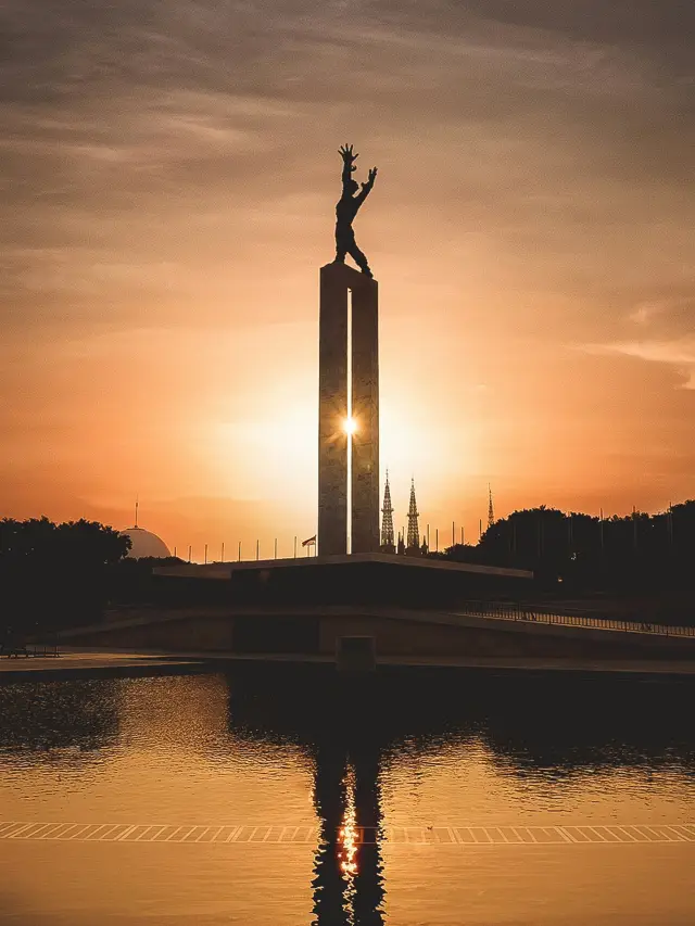Monas at Dusk: Jakarta’s Guiding Flame 🕊️