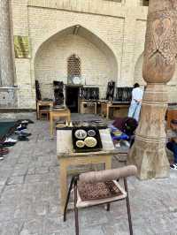 Spring Visit to Bolo Hauz Mosque – A Reflection of Beauty 