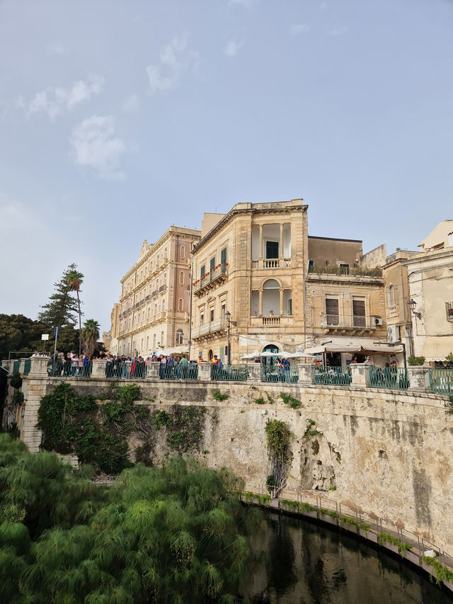 This gorgeous town is just 1 hour from Catania — and feels like a dream🇮🇹