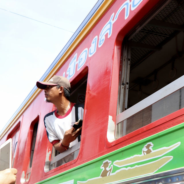 Thailand🇹🇭A Day Trip to Maeklong Railway Market: A Unique Experience! 🚂