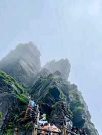 ⛰️ Fanjing Mountain – Sacred Peaks Above the Clouds