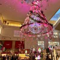 屋内とは思えない巨大クリスマスツリー
