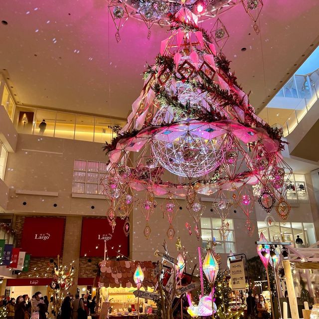 屋内とは思えない巨大クリスマスツリー