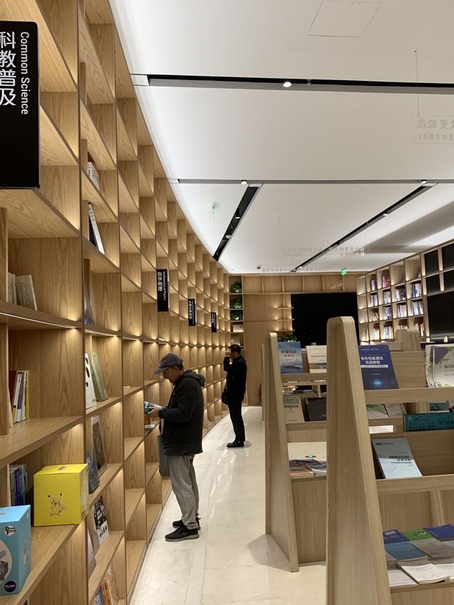 上海書城煥新歸來，猶如巨型水晶宮