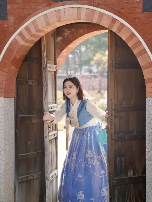 Hanbok and cherry blossoms are a perfect match near Gyeongbokgung Palace for cherry blossom viewing routes