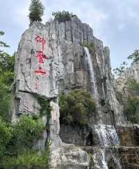 翰園碑林位於開封市龍亭湖風景區，清明上河園旁邊，融山水藝術景觀和古典園林建築藝術為一體，集古今中外詩詞、書畫、碑刻藝術之大成，一定要去!!!