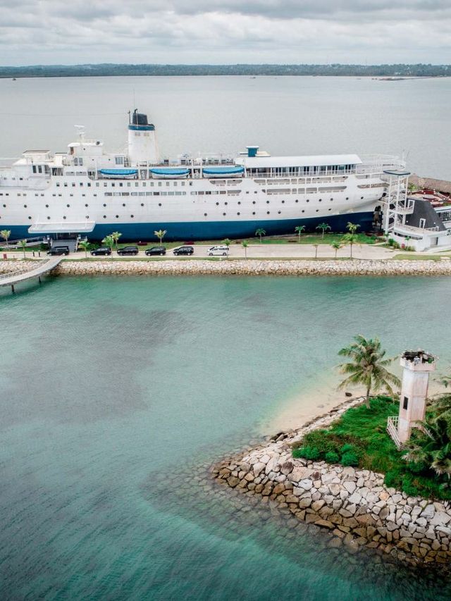 🌟 Bintan's Nautical Paradise: Stay Aboard Doulos Phos! 🚢✨