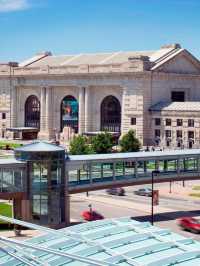 🌟 Kansas City Escapes: Top Hotel Picks! 🛏️✨