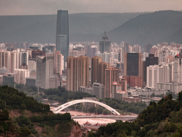 Lanzhou’s Stunning Mountain View!