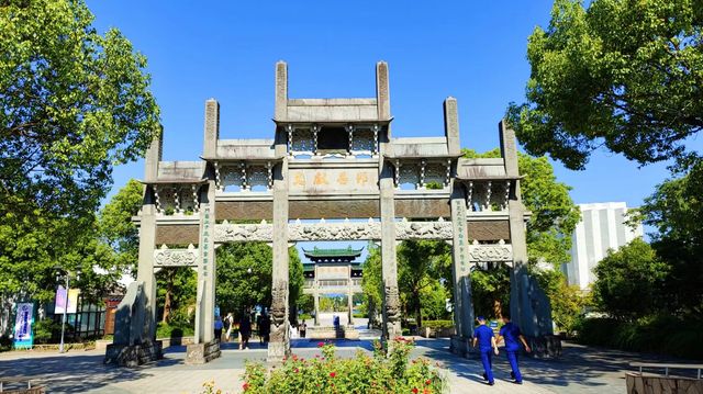 一湖碧水，秀絕天下~~千島湖。