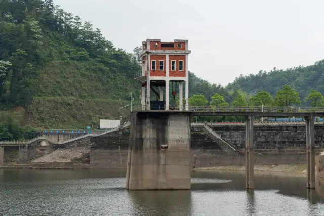 Mingyue Lake Exploration: A Natural Oxygen Bar Surrounded by Clear Waters. 