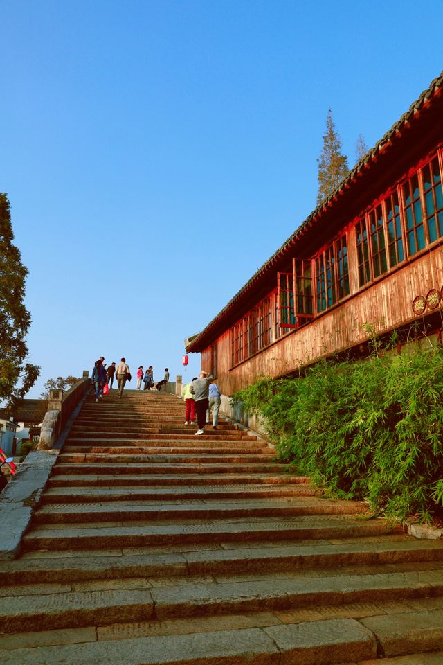 你在橋上看風景，我在橋下看你。