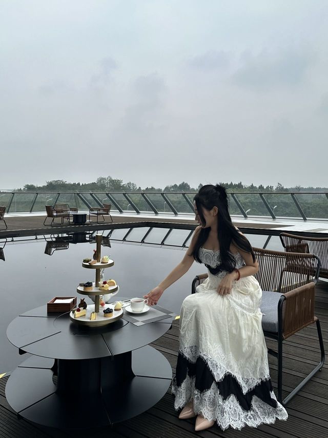 成都全新瀑布酒店享受避世之境。