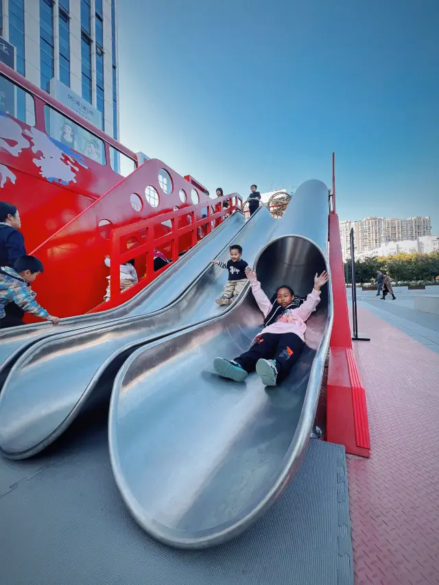 It's open! Yundang Rainbow! Super Wings! They're here!