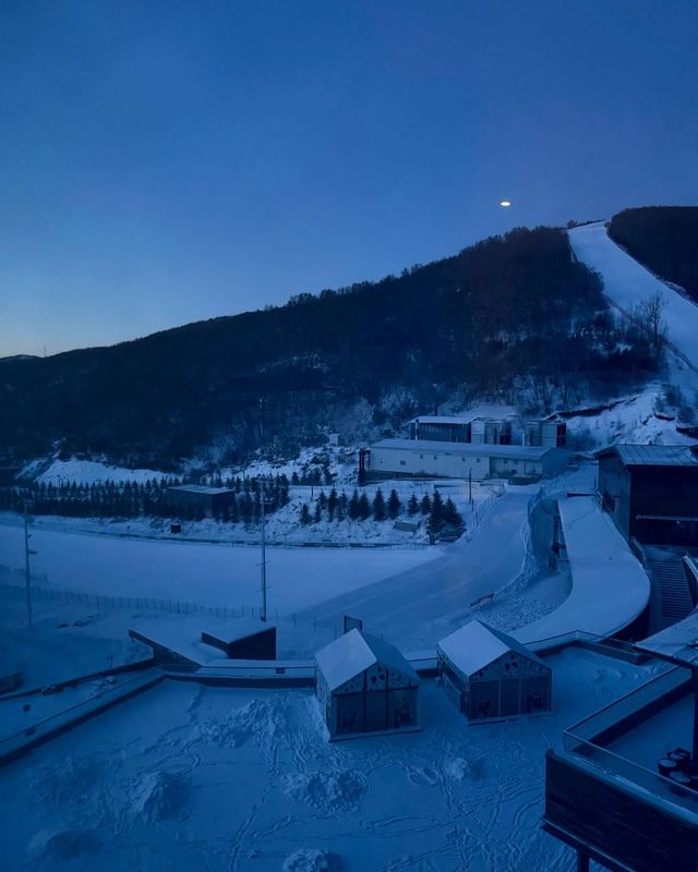 張家口雲頂滑雪場：冰雪中的夢幻之旅