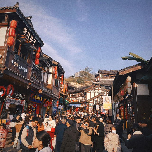 一人去旅行｜到處都是人，沙坪壩區磁器口古鎮太有年味兒了，很熱鬧