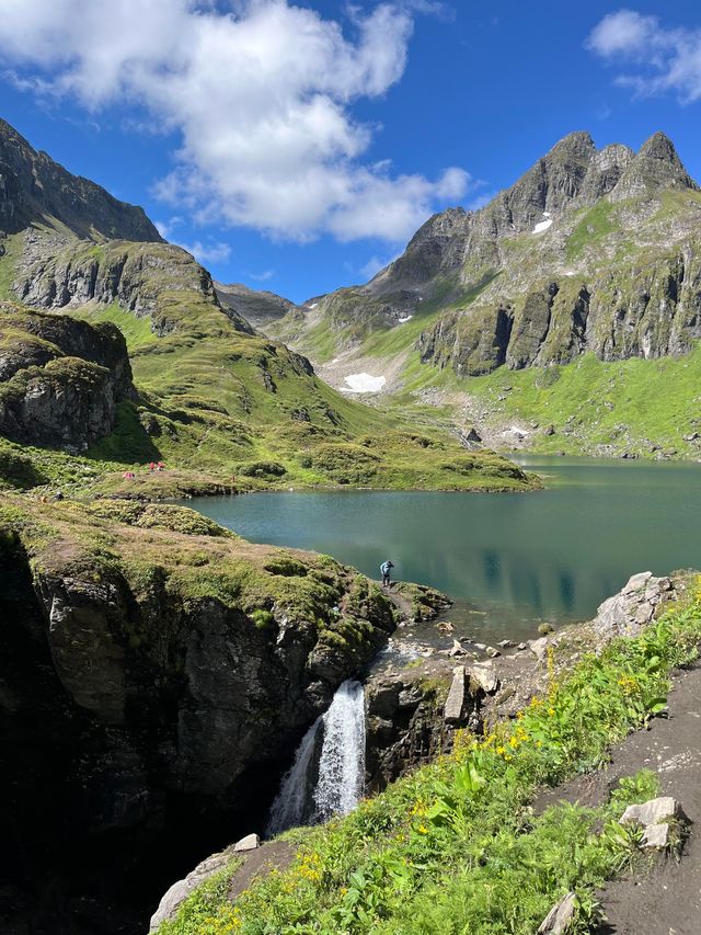 《南極洛：夏季徒步的極致浪漫，雪山與花海的完美邂逅》