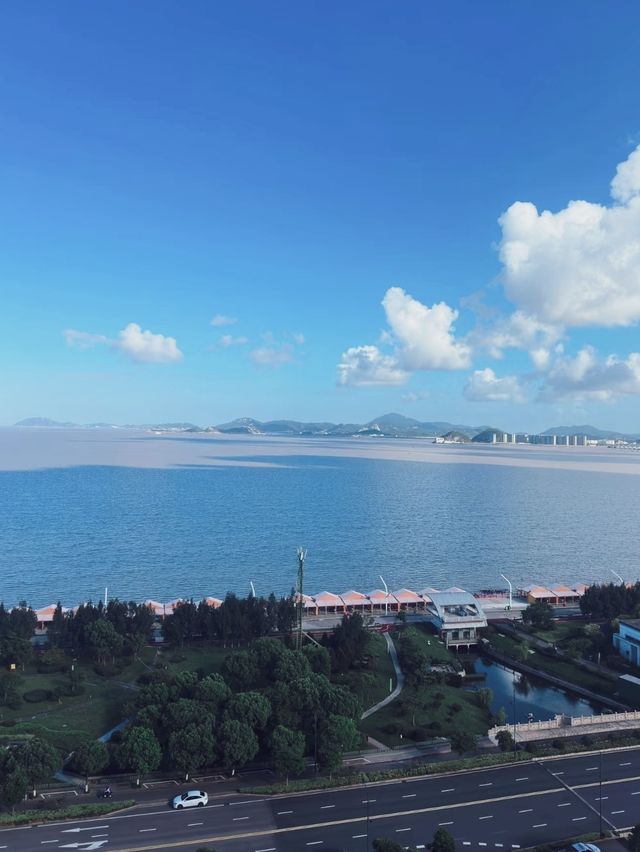 舟山希爾頓酒店     對面就是普陀山