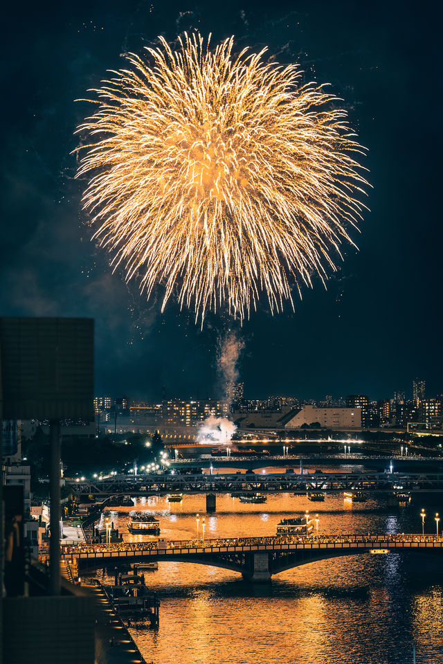 日本夏日嘅玩法梗係要睇一場花火大會！