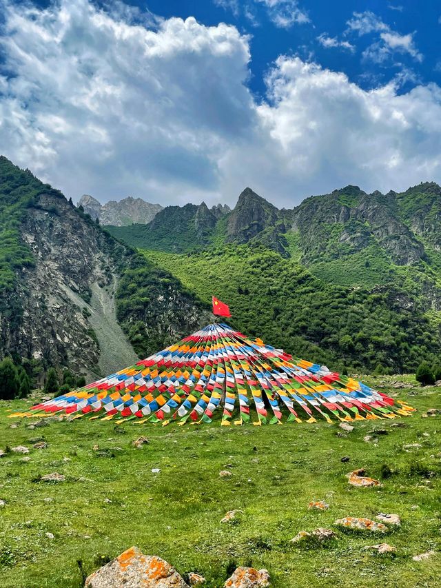 祁連山下綠浪翻，牧歌輕揚白雲端