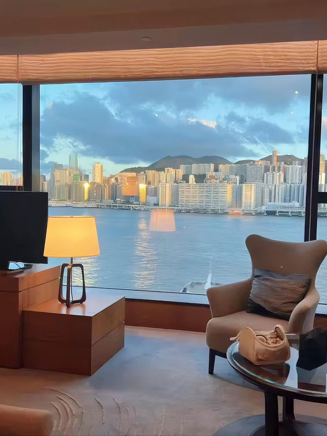 香港🇭🇰！！瞓醒就見到180°絕美維港海景🌊真係抵到爛！瞓醒就能望到維多利亞港，究竟係咩體驗哇❓✨