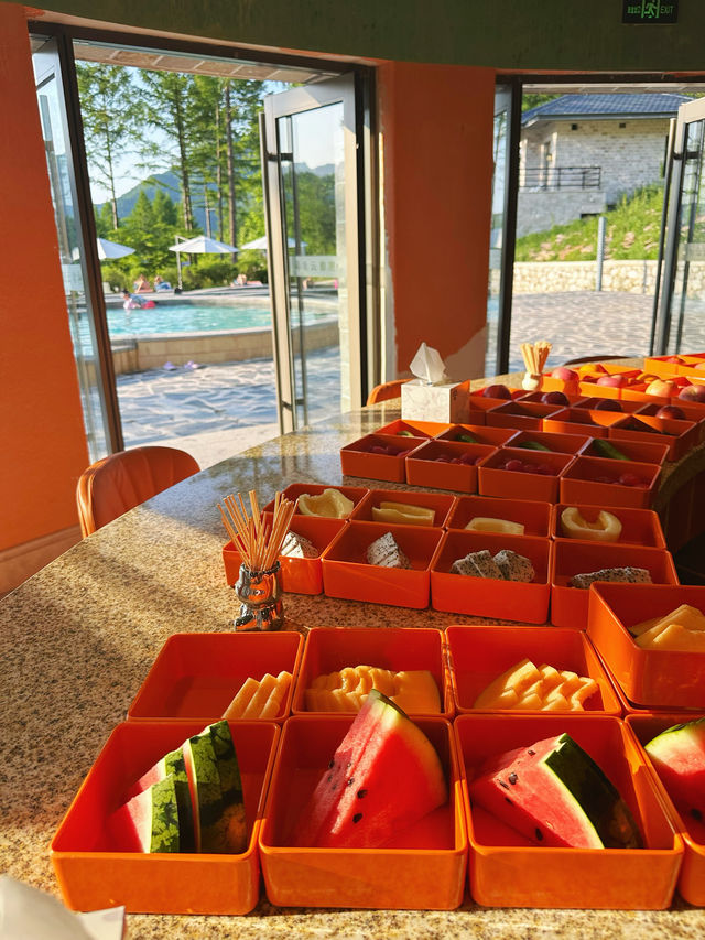 夏日避暑首選 - 隱藏喺東北山溝嘅溫泉泳池度假酒店