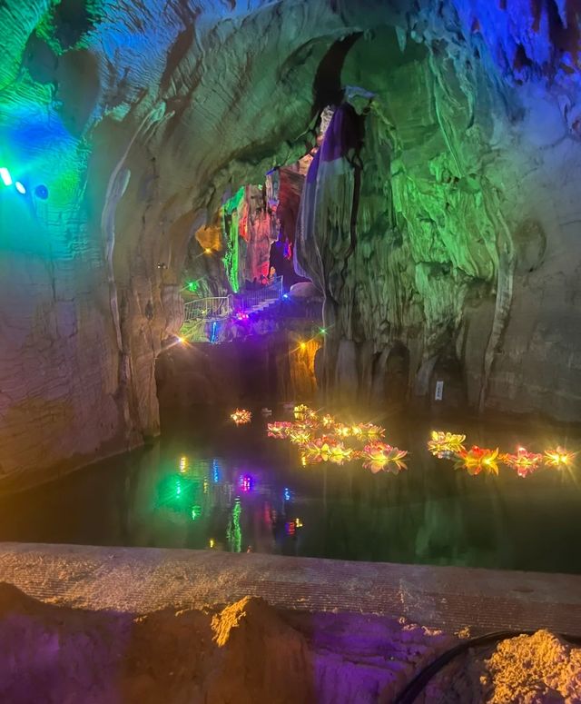 鄂中瑰寶：一場穿梭光影與地心的奇幻之旅！