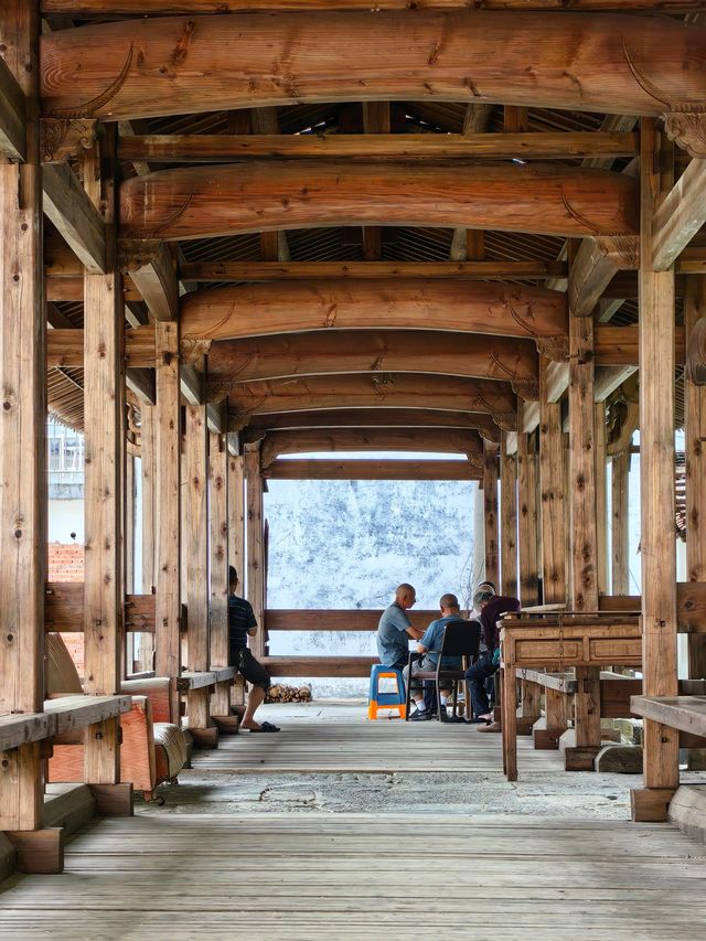 婺源藏著「圓形秘境」！800年古村被溪水環抱，導航都繞暈
