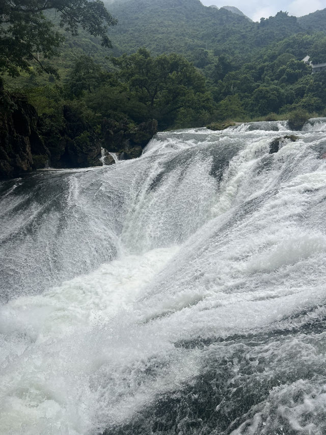 The amazing waterfall HUANGGUOSHUPUBU