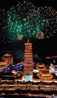醉美長興太湖古鎮的煙火秀把江南夜點燃了  地址：湖州市長興縣楊小線太湖龍之夢樂園內 交通貼