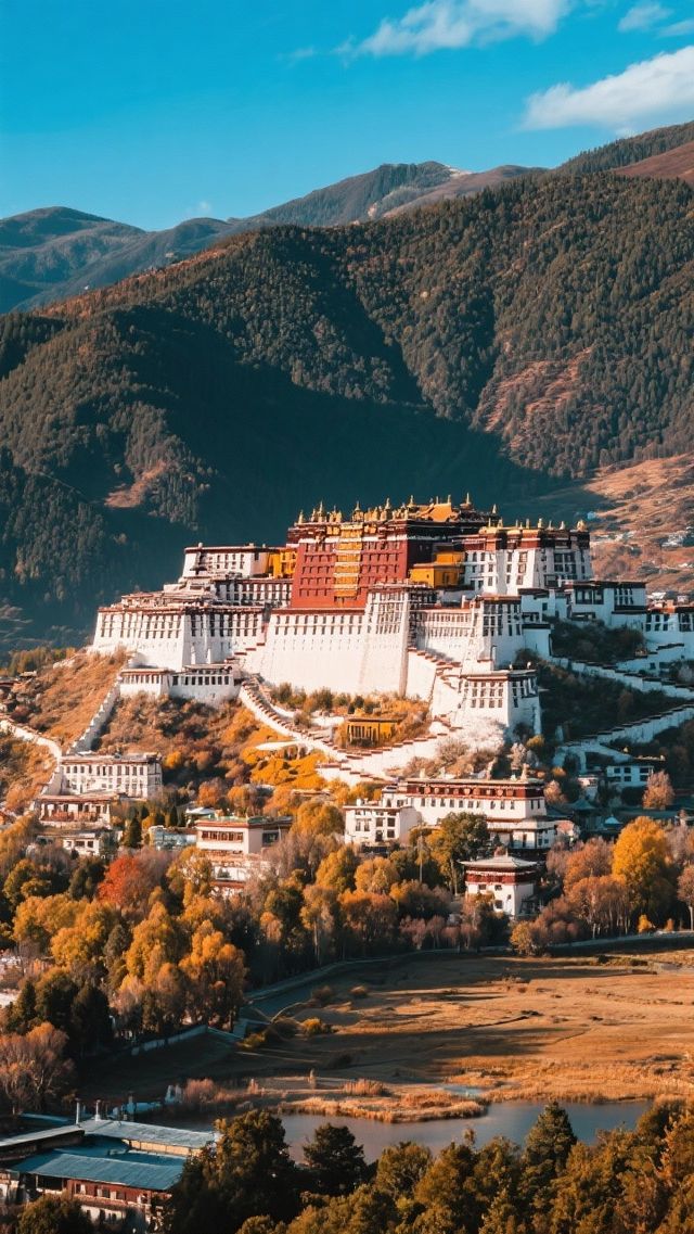 11月的香格里拉三天兩晚，旅行攻略！  十一月的香格里拉， 秋色未盡，初雪已落， 普達措的屬都湖倒映