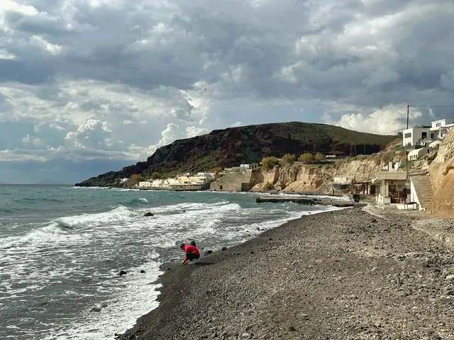 對聖托里尼印象大多來源於它藍白一面的浪漫，但其實粗獷美也是聖托里尼鮮少宣傳的一張名片！Fira為中心