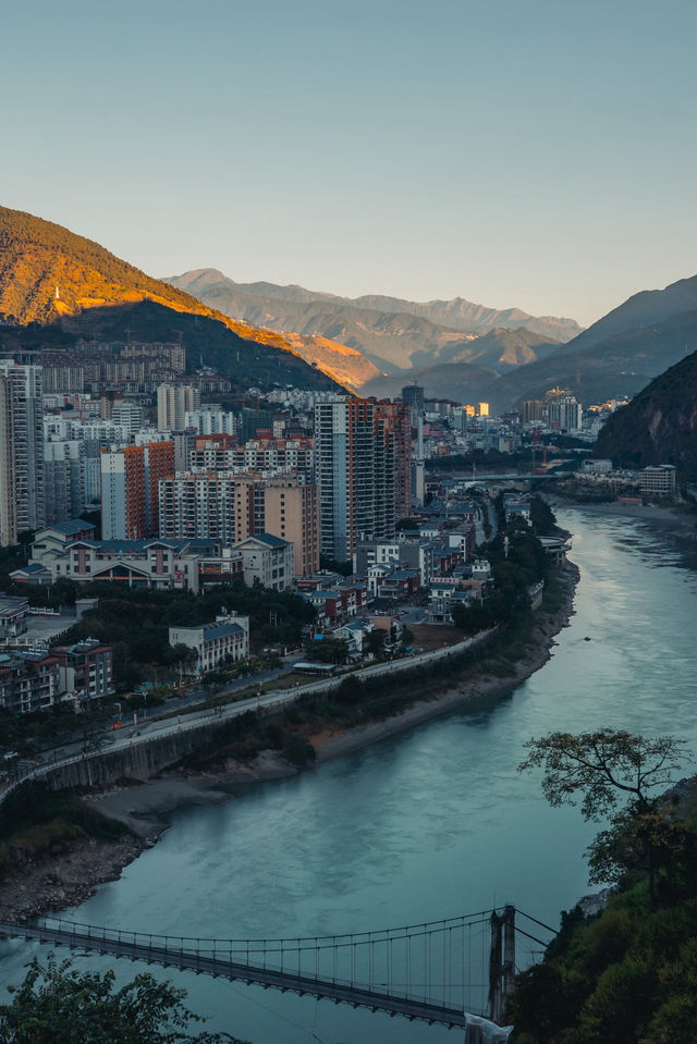 即將新開！推開窗就是高黎貢山！睡在怒江大峽谷懸崖上的酒店