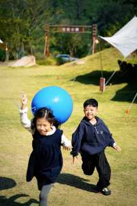 帶娃山裡放養！去個有藝術家的小鎮民宿過夜