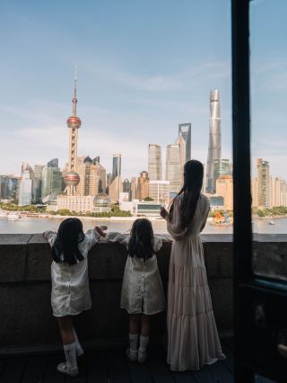 Menginap bersama anak-anak di Peace Hotel di Shanghai, yang menawarkan pemandangan sungai yang tak tertandingi.