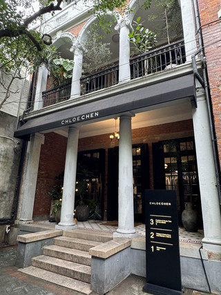 On Shanghai's top-tier Wukang Road, don't just visit Wukang Mansion! Turn into the small iron gate of "Wukang Ting," and it feels like you've stepped into another quiet and romantic secret spot🍃.
Location: 394 Wukang Road, Wukang Ting
🕒Best time: 3:00 PM – 5:00 PM, when the sunlight filters through the plane trees, the light and shadows are stunning!
👗Outfit suggestion: French vintage or minimalist style, which is a perfect match for the red brick walls and black door frames.
After exploring, head across the street to take a photo of Wukang Mansion—this weekend is just perfect💯!